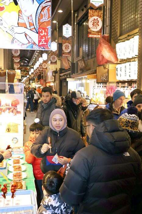 平日でも観光客でにぎわう錦市場＝京都市中京区（荻野好古撮影）