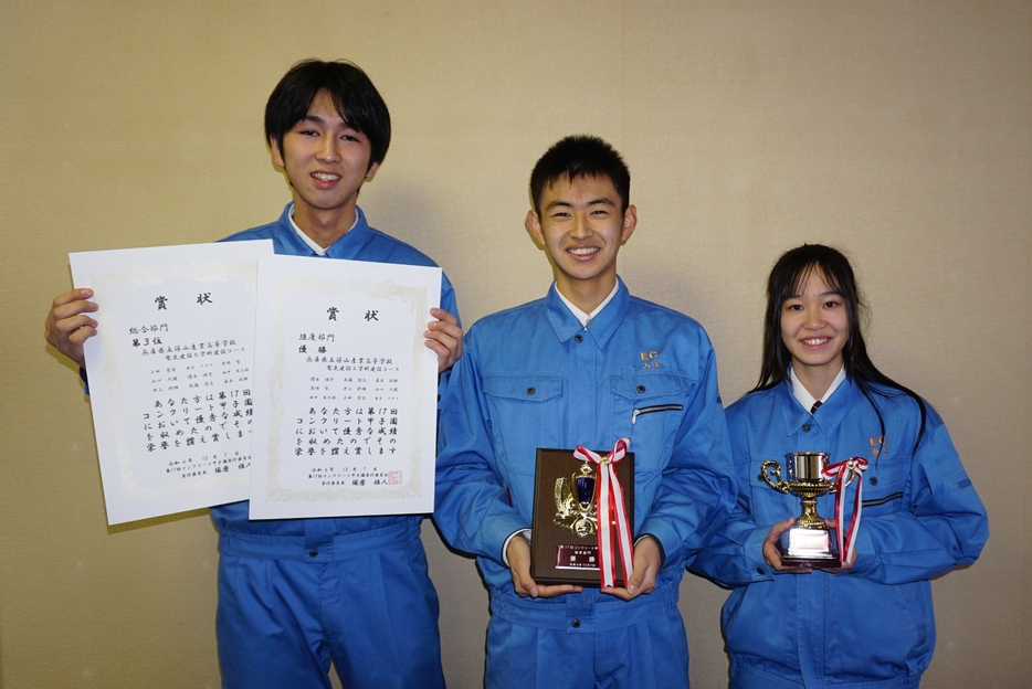 コンクリート甲子園3位を喜ぶ篠山産業高校3年生の上田さん、山口さん、金子さん（左から）＝兵庫県丹波篠山市郡家で