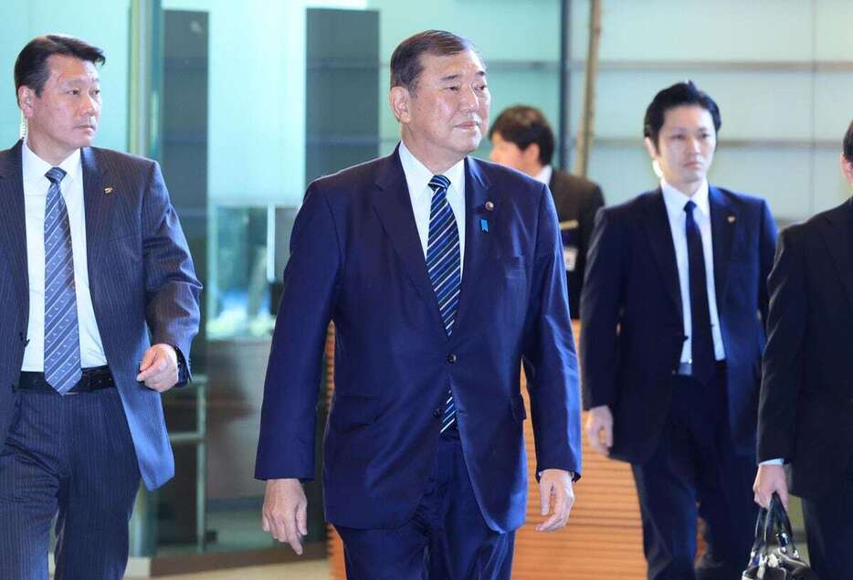 首相官邸に入る石破茂首相＝27日午前（春名中撮影）