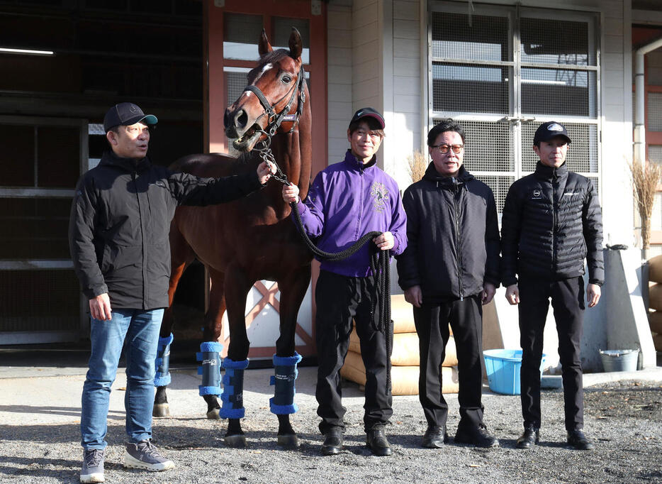 ドウデュースと記念写真に納まる左から、友道師、前川助手、松島オーナー、武豊騎手（撮影・白石智彦）