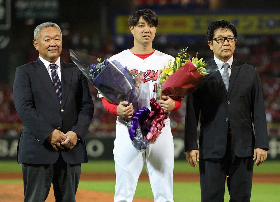 10月、広陵・中井監督（右）、明大・善波元監督（左）と記念写真に納まる野村祐輔