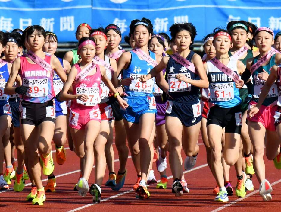 スタートする神村学園・野口（４６）ら１区の選手＝２２日、たけびしスタジアム京都