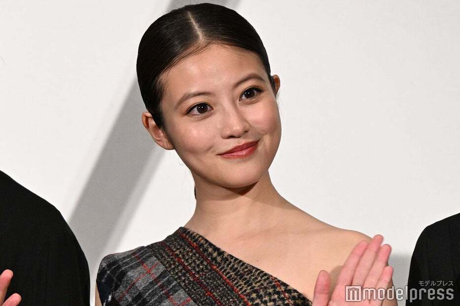 美デコルテを披露した今田美桜