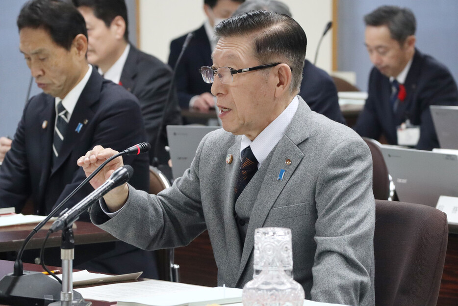 秋田県議会の委員会で答弁する佐竹敬久知事＝１８日午後、秋田市