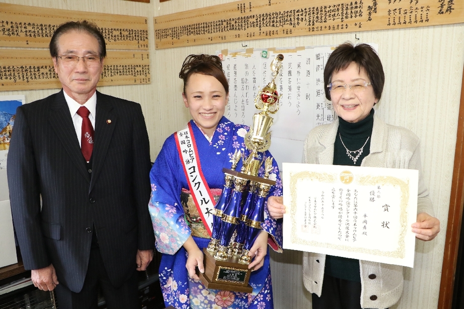 念願の優勝を喜ぶ平岡舞さん（中央）と、指導した広瀬和子さん（右）、淡窓伝光霊流鶴崎詩道会の安部訓平会長＝大分市南の若宮八幡社