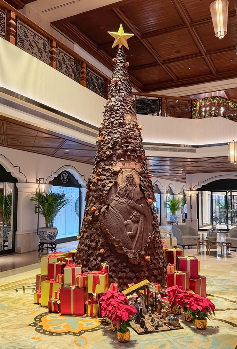 アーティゼン グランド ラパ マカオのロビーに登場したチョコレート製の巨大クリスマスツリー（写真：Artyzen Grand Lapa Macau）