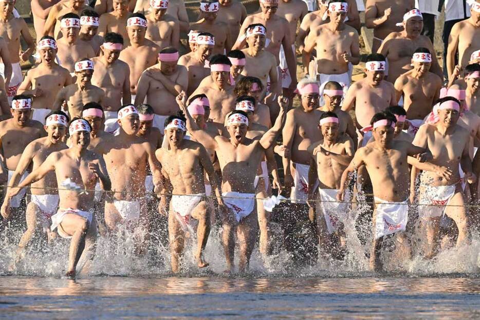 みそぎ祭で川に駆け込む男衆＝１４日午後３時２９分、岐阜市の長良川