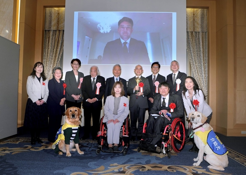 選考委員と協会関係者（社会福祉法人　日本介助犬協会）