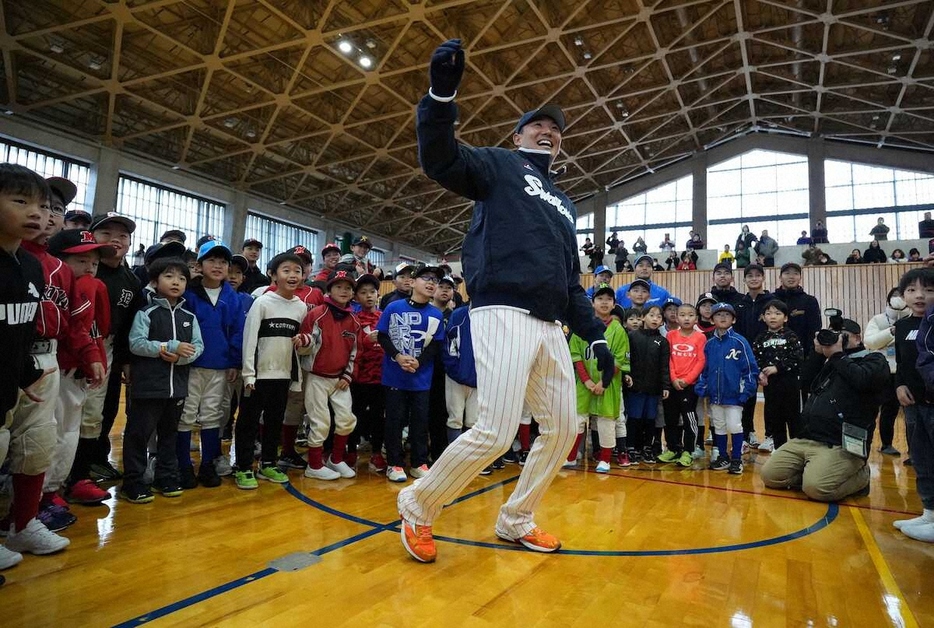 子供達の前でリフティングを披露する奥川（撮影・沢田　明徳）