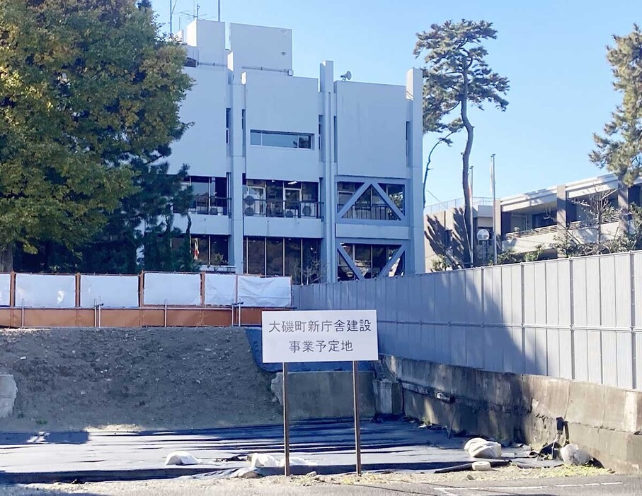 現庁舎（奥）に隣接する新庁舎建設事業予定地＝大磯町東小磯