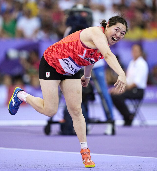 パリ五輪陸上女子やり投げ決勝、北口榛花の１投目＝８月１０日、フランス・サンドニ