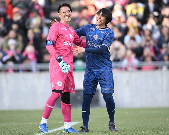 南氏（左）の引退試合に参戦した俊輔（右）。写真：鈴木颯太朗