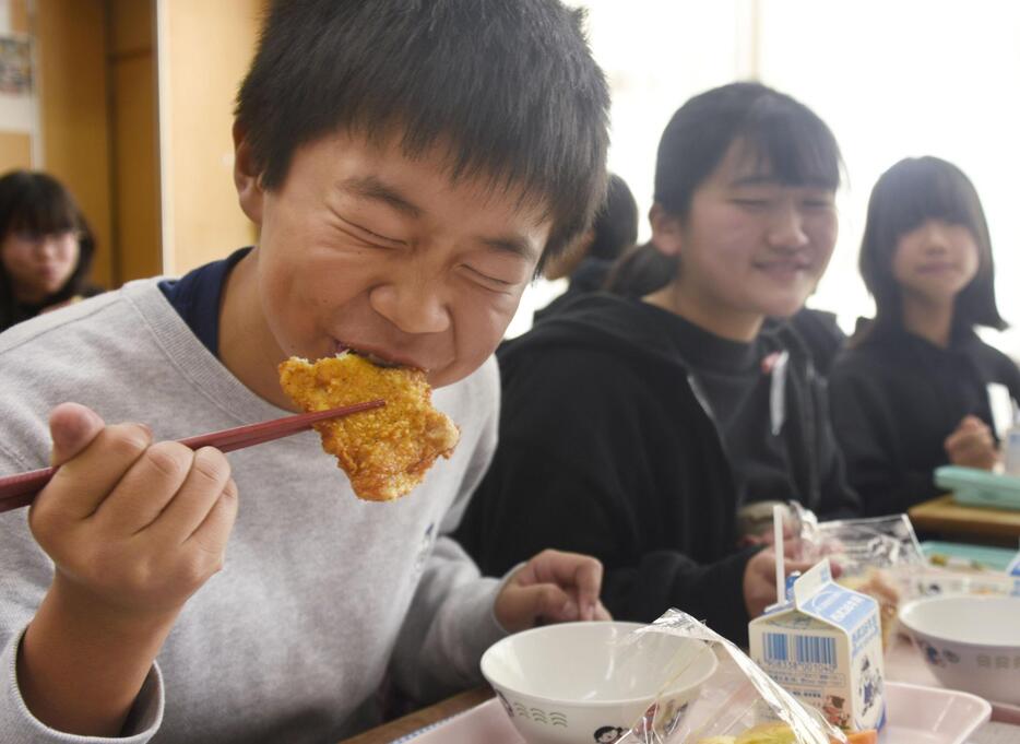 埼玉県狭山市の全公立小15校の給食に提供された「ファミチキ」＝20日