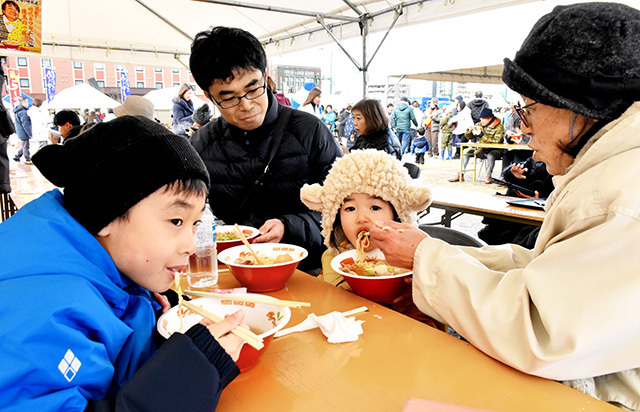 来場者が食べ比べを楽しんだ「ラーメン県そば王国」フェスタｉｎやまがた＝山形市・やまぎん県民ホールイベント広場