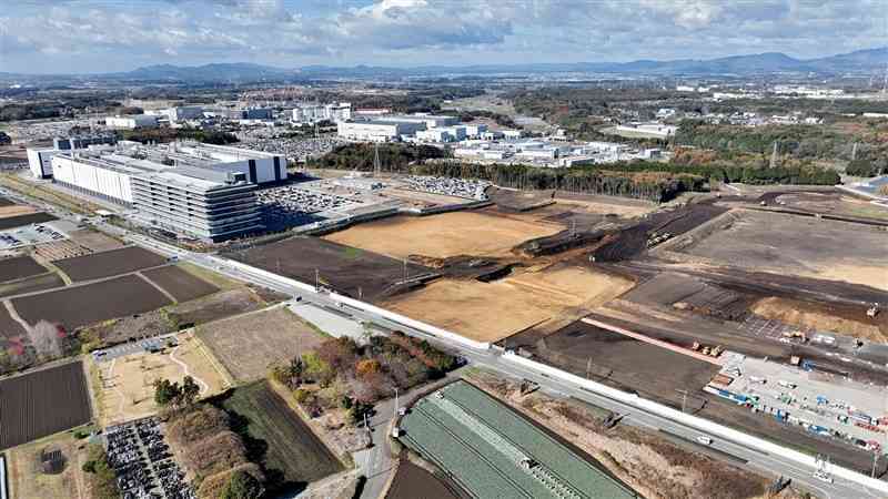 TSMC第1工場（左上）の東側隣接地に造成工事が進む第2工場＝12月19日、菊陽町（石本智、ドローン撮影）