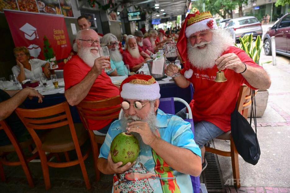 クリスマスシーズンの終わりを祝う「サンタクロースの学校」出身のサンタたち。ブラジル・リオデジャネイロで（2024年12月26日撮影）。【翻訳編集】 AFPBB News