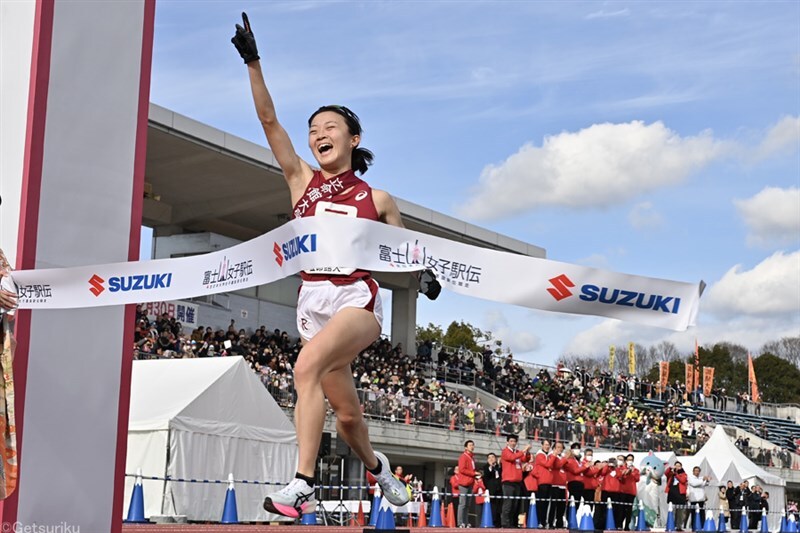 笑顔でフィニッシュテープを切った立命大・中地こころ