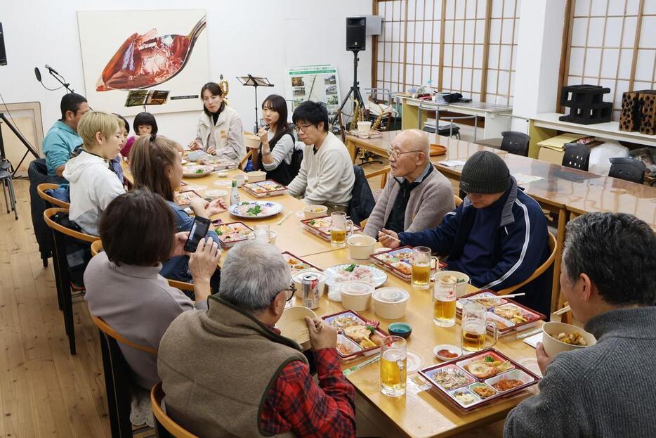 高柳地区への移住者とアーティストの親睦会=柏崎市高柳町岡野町