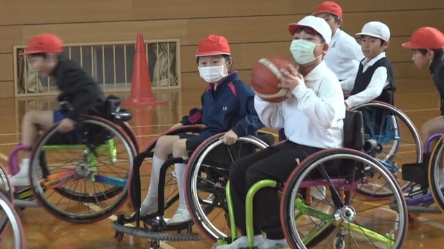 池田小学校で行われた車いすバスケットボールの交流会