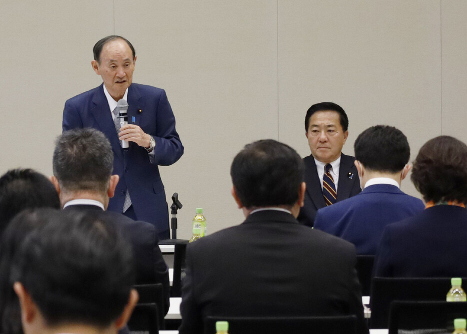 超党派の日韓議員連盟総会であいさつする会長の菅義偉元首相（奥左）と新幹事長の長島昭久首相補佐官（同右）＝１１日午後、国会内