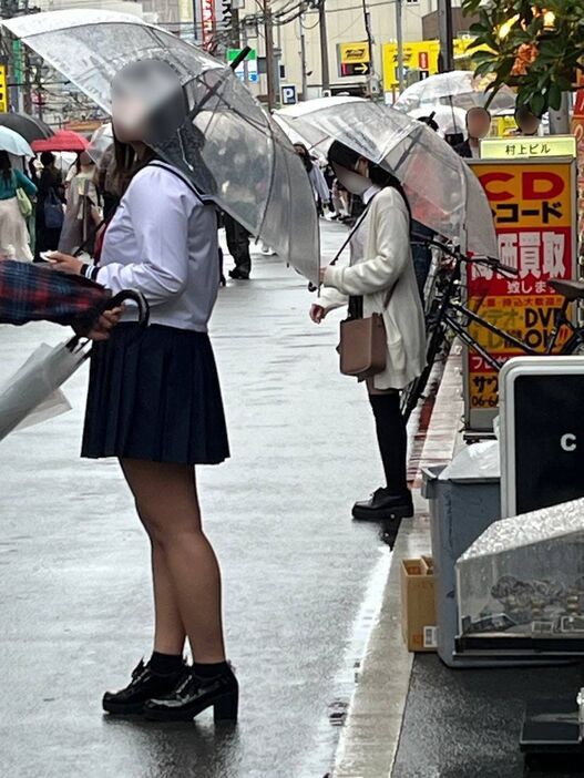 大阪の日本橋で声かけをするJKリフレの店員（写真提供：用心棒勝男）