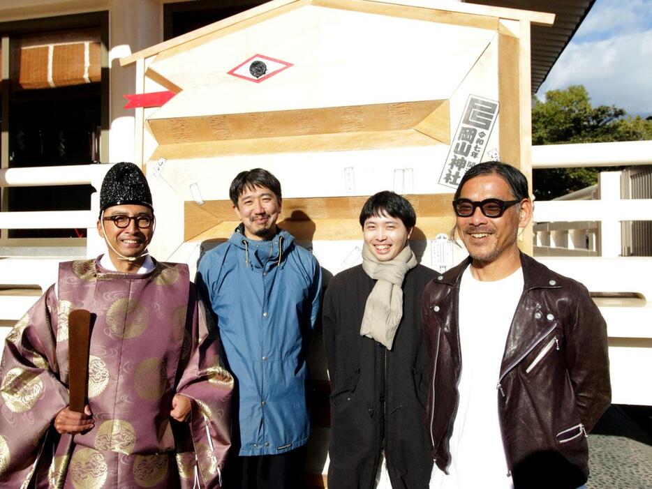 岡山神社の久山信太郎宮司、コチャエの軸原ヨウスケさん、デザイナーの長友真昭さん、シファカの作元大輔さん（左から）