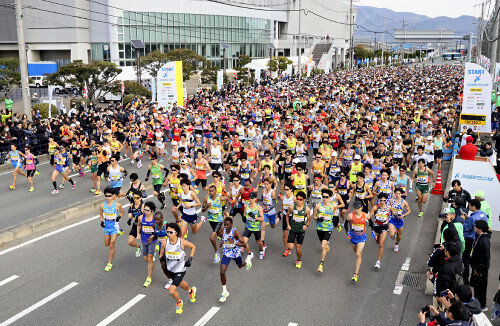 一斉にスタートするランナーたち（１日午前、山口県防府市で）＝秋月正樹撮影