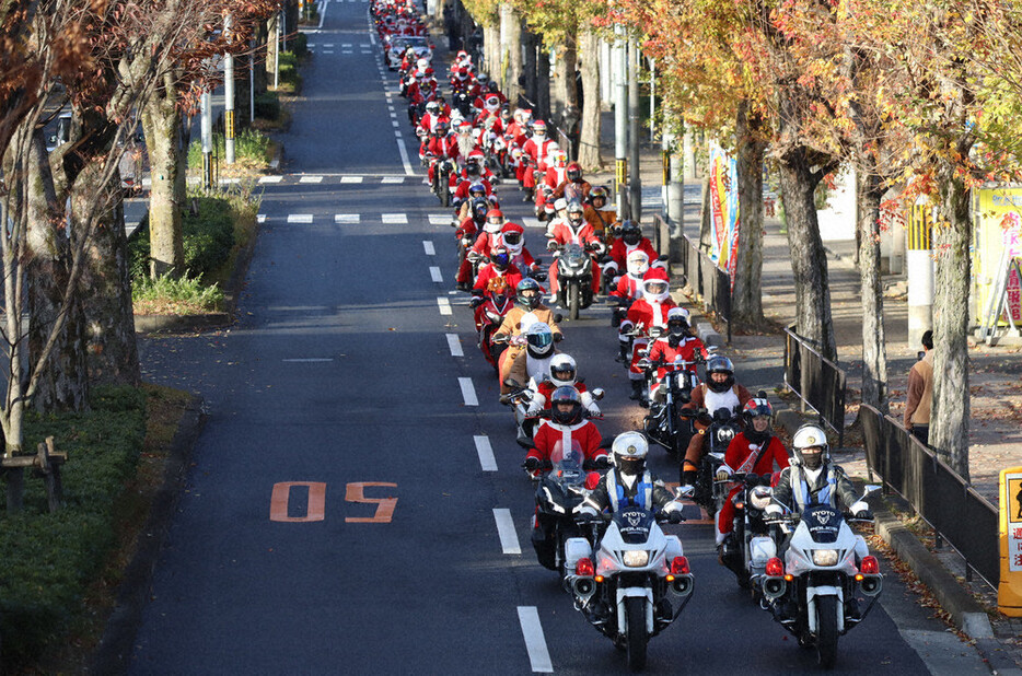 サンタクロースにふんしたライダーたち＝京都市北区で、水谷怜央那撮影