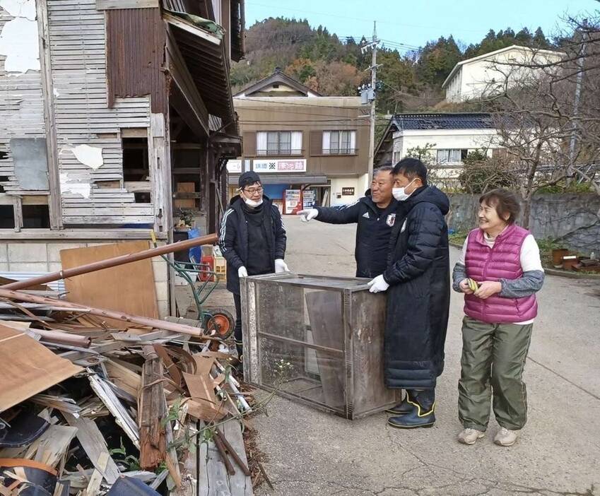 武田修宏氏（右から２番目）が復興支援活動に参加した