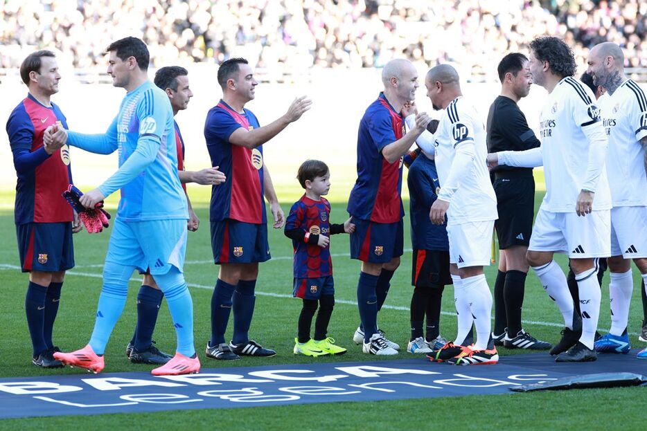 試合前にロベルト・カルロスらと握手するイニエスタ