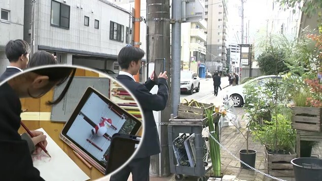 タブレット写真を撮る生徒