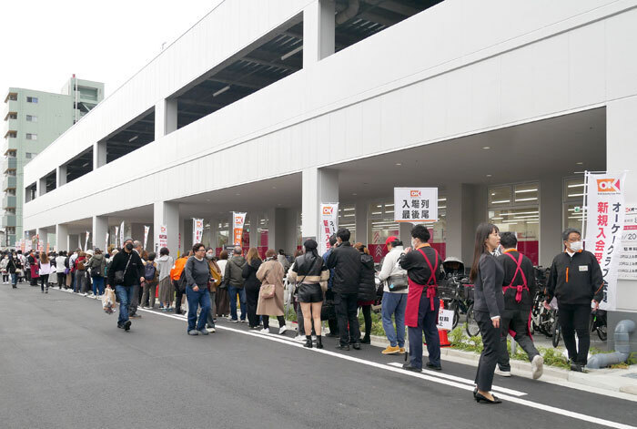 オーケー高井田店のオープン日。多くの買い物客が詰めかけ入場制限を行った