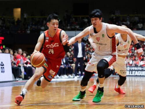 日本代表にも選出されていた三遠・佐々木隆成と千葉J・渡邊雄太［写真］＝B.LEAGUE