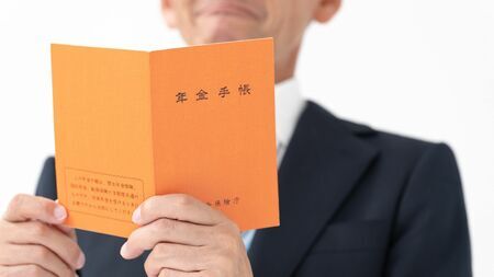 在職老齢年金として受け取れる金額は、給与と年金の合計額が「50万円」を超えるか、超えないかで決まります（写真：Luce／PIXTA）