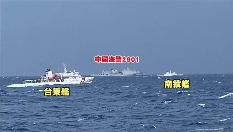 中国海警局の船7隻が6日以降、通常と異なる動きで航行していることを受け、海洋委員会海巡署（海上保安庁に相当）は9日、緊急対応本部を開設するとともに巡視艇を派遣して「1対1」の形で厳密に監視を行っていると発表した＝海巡署提供