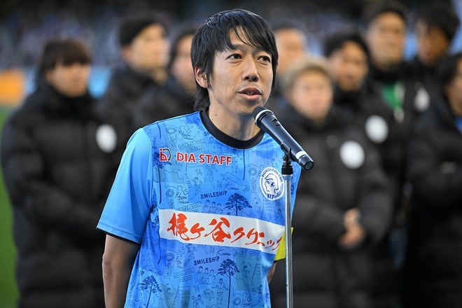 中村氏が自身の引退試合で負傷した小林に謝罪した。写真：金子拓弥（サッカーダイジェスト写真部）