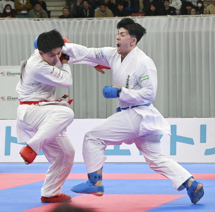 男子個人組手の決勝で攻める嶋田力斗（右）＝日本武道館