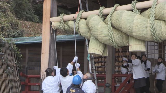 巨大しめ縄を交換する氏子ら＝21日午前8時半ごろ、福井市・出雲大社福井分院