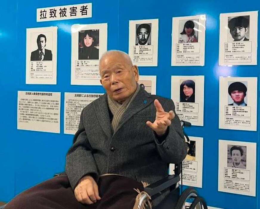 パネル展に訪れた有本明弘さん＝10日午後4時半ごろ、神戸市中央区の兵庫県警本部（高田和彦撮影）