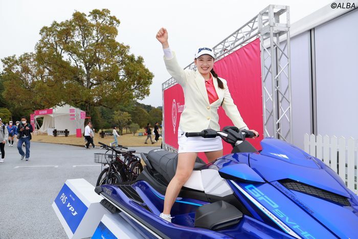 水上バイクに乗ってノリノリの小祝さくら