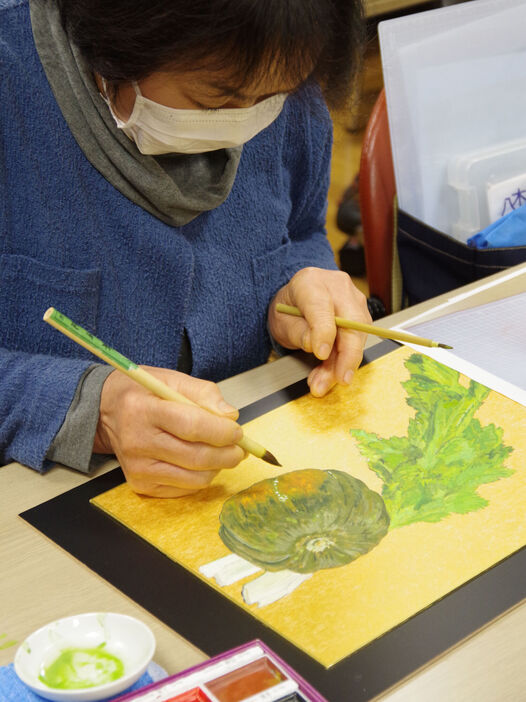 丹念な観察を基に、野菜を描く日本画教室の参加者（南丹市八木町・アイスタやぎ）