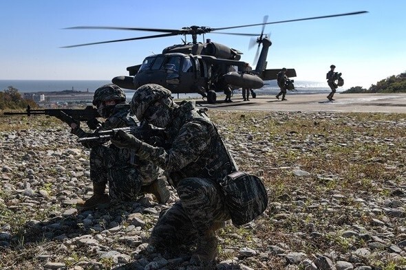 先月6日から8日にかけて行われた西北島しょ防衛訓練で、海兵隊の迅速対応部隊と陸軍第2迅速対応師団がヘリ（UH-60）を用いて空中増員の手順を確認している=西北島しょ防衛司令部提供