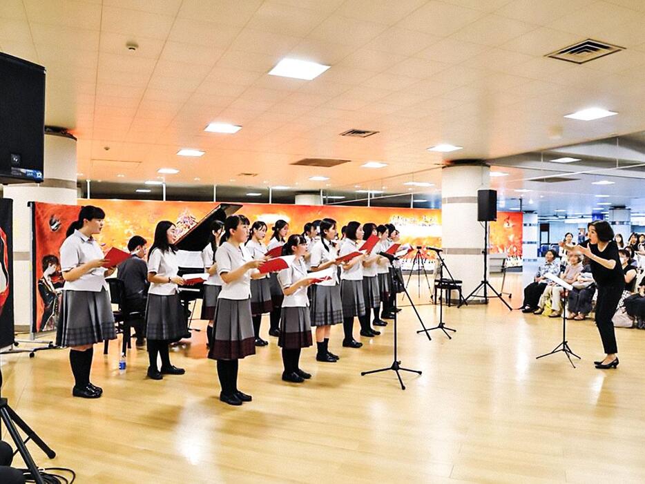 会場となる湘南台駅地下の「アートスクエア」で合唱を行う様子（提供＝湘南台アートスクエアプロジェクト）