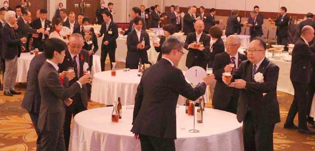 今年１年を振り返り、交流を深めた「宮日広親会・宮日ブランチ会　年忘れの夕べ」＝２５日午後、宮崎市・宮崎観光ホテル