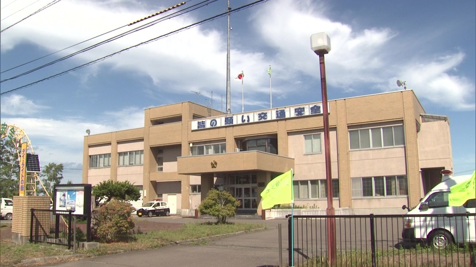 トレーラーの単独事故の原因を調べる北海道警広尾署