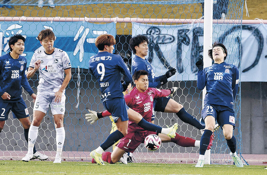 後半にＦＣ大阪の猛攻を受け、体を張って守る富山の選手＝富山県総合運動公園陸上競技場