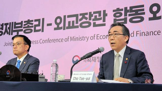 海外メディア向けの記者会見に臨む韓国の崔相穆経済副首相兼企画財政相（左）と趙兌烈外相=2024年12月18日、ソウル、太田成美撮影