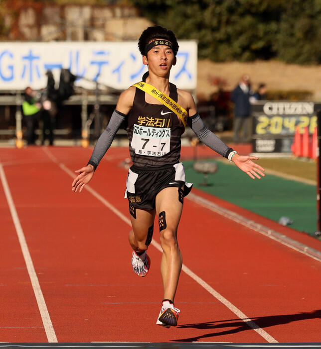 全国高校駅伝・男子の部　5位でゴールする学法石川・保芦摩比呂（撮影・加藤哉）