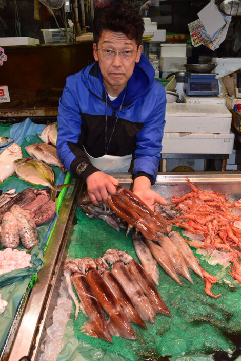 噴火湾の定置網で水揚げしたスルメイカが並ぶ紺地鮮魚の売り場