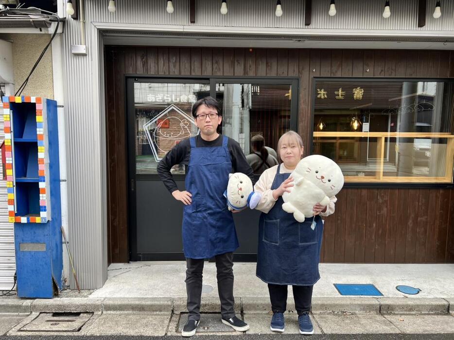 来店を呼びかける店主の石田健二さん（左）と店長の齋藤優花さん（右）